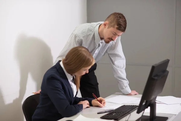 Equipo de negocios en la oficina para discutir el proyecto — Foto de Stock