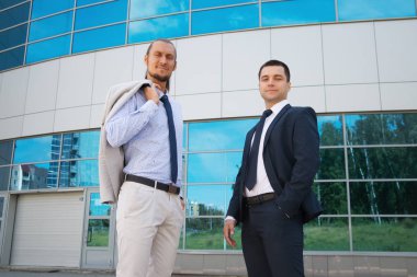 bir takım elbise ofis etrafında bir işadamı
