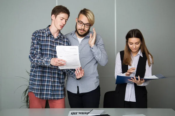 3 personas trabajan en la oficina — Foto de Stock