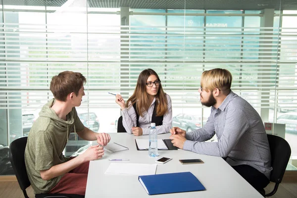 3 Personen arbeiten im Büro — Stockfoto