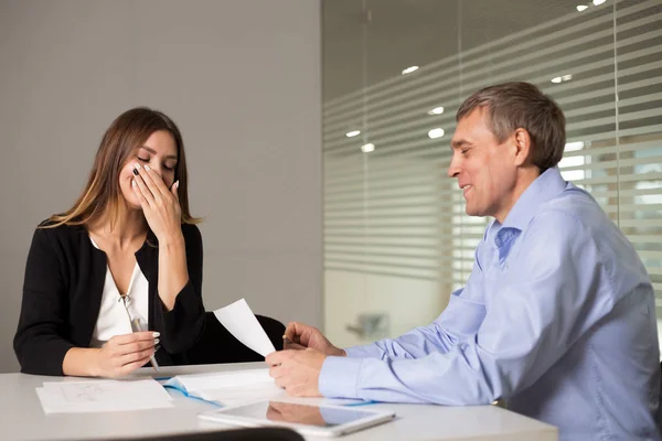 Un hombre y una mujer trabajan en una oficina y hablan — Foto de Stock