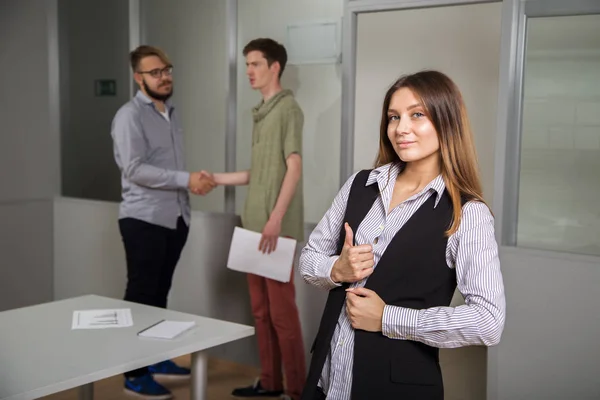 3 personas trabajan en la oficina — Foto de Stock