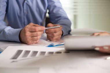 bir erkek ve bir kadın bir ofiste çalışmak ve söz