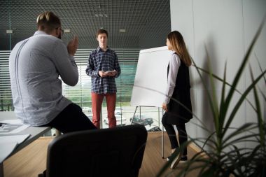 İnsanlar ofiste iş