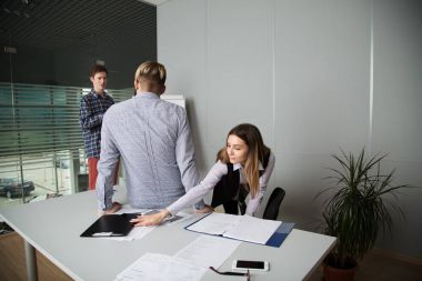 İnsanlar ofiste iş