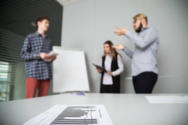 İnsanlar ofiste iş