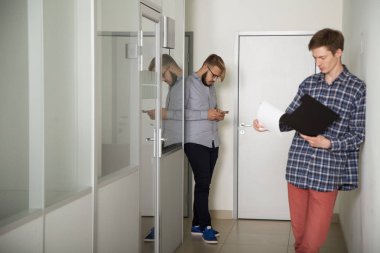 İnsanlar ofiste iş