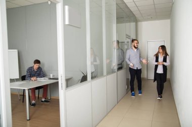 İnsanlar ofiste iş