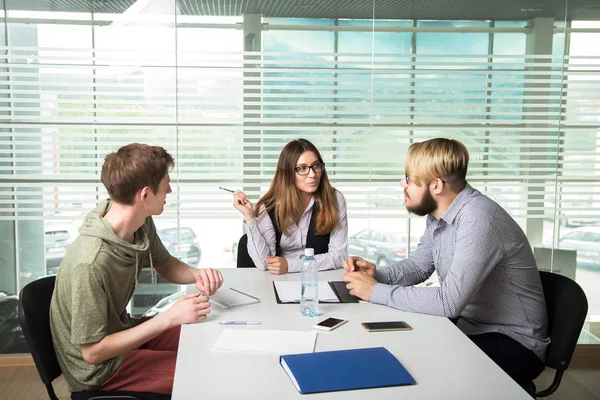 Menschen arbeiten im Büro — Stockfoto