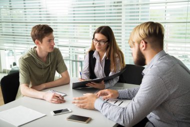 İnsanlar ofiste iş