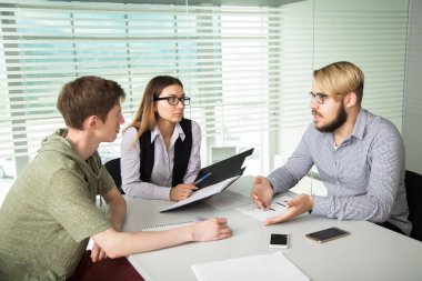 İnsanlar ofiste iş