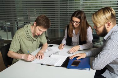 İnsanlar ofiste iş