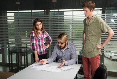 İnsanlar ofiste iş