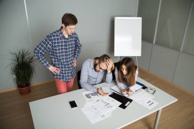 İnsanlar ofiste iş