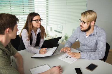 İnsanlar ofiste iş