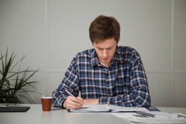 İnsanlar ofiste iş