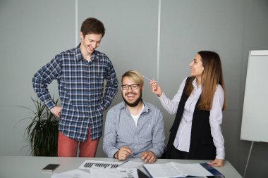 İnsanlar ofiste iş