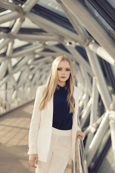 Une Jeune Femme Affaires Tenue Décontractée Debout Dans Couloir Lumineux — Photo