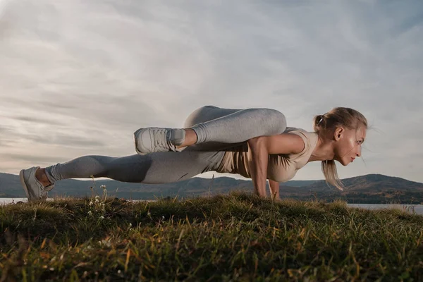 Vacker Kvinnlig Fitness Instruktör Tåg Stranden Mot Himlen — Stockfoto