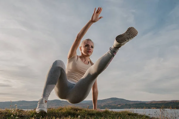 Vacker Kvinnlig Fitness Instruktör Tåg Stranden Mot Himlen — Stockfoto