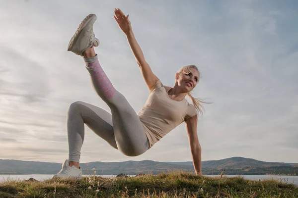 Vacker Kvinna Fitness Instruktör Lätta Kläder Tåg Stranden Mot Himlen — Stockfoto