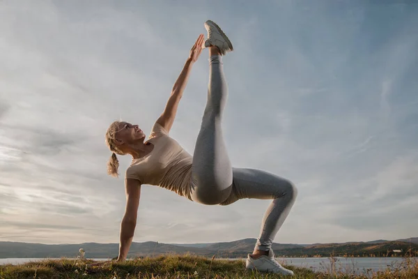 Vacker Kvinna Fitness Instruktör Lätta Kläder Tåg Stranden Mot Himlen — Stockfoto