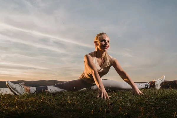Vacker Kvinna Fitness Instruktör Lätta Kläder Tåg Stranden Mot Himlen — Stockfoto