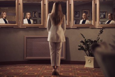 Kendini izole etmiş genç bir iş kadını, sosyal mesafeyi gözlemler, sağlığını günlük kıyafetlerle, lüks bir dairede dikilip, önemli bir karar verir..