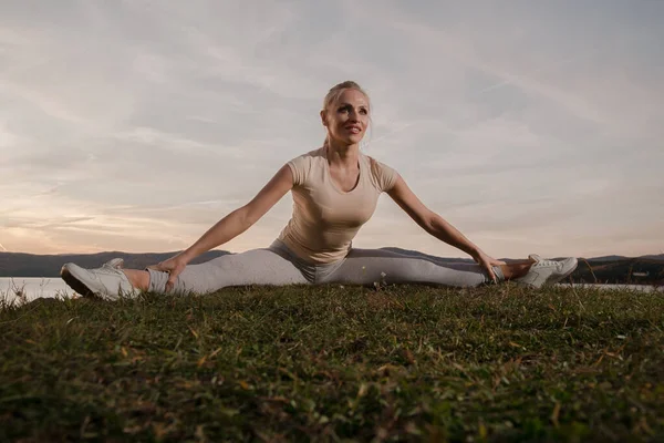 Vacker Kvinna Fitness Instruktör Lätta Kläder Tåg Stranden Mot Himlen — Stockfoto