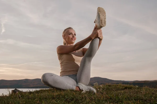 Vacker Kvinna Fitness Instruktör Lätta Kläder Tåg Stranden Mot Himlen — Stockfoto