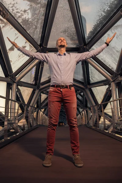 Jeune Homme Affaires Est Heureux Avoir Défendu Son Projet Fait Photo De Stock