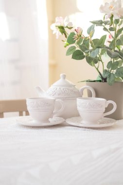 Bir yuvarlak masa üzerinde çay seti
