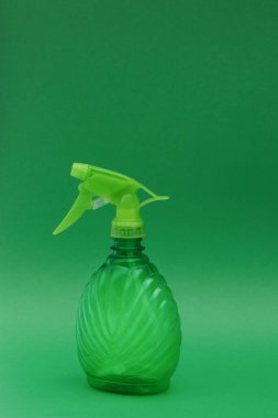  Kapalı su püskürtücü, yeşil, yeşil arka planda plastik. İzole edilmiş. Metin için boş alan