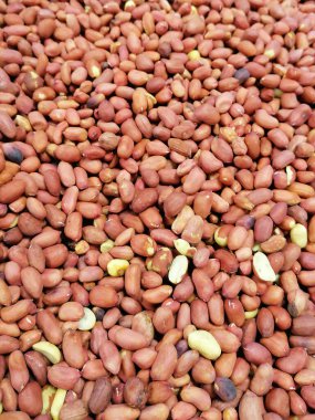 Kabuğu soyulmuş bir fıstığın dokusu. Tepeden görünüşü. Mobil fotoğrafçılık. Seçici odak