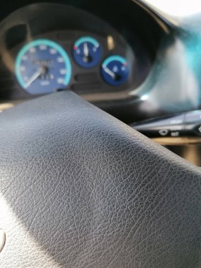 Arabanın iç tarafında yapay siyah deri var. Seçici odaklanma. Mobil fotoğrafçılık