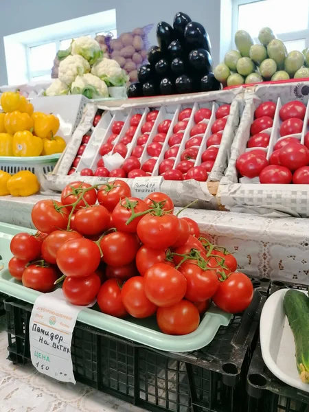 Kazan, Rusya, Mayıs, 03, 2020. Büyük bir markette sebzeli raflar. Seçici odaklanma. Mobil fotoğrafçılık