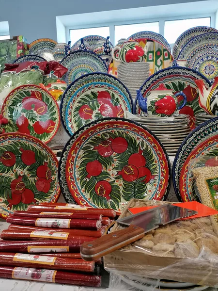 Kazan, Rusya, Mayıs, 03, 2020. Parlak bir Özbek tabak çanağı, çaydanlık ve büyük bir tabak. Bir süpermarketten fotoğraf. Seçici odaklanma. Mobil fotoğrafçılık
