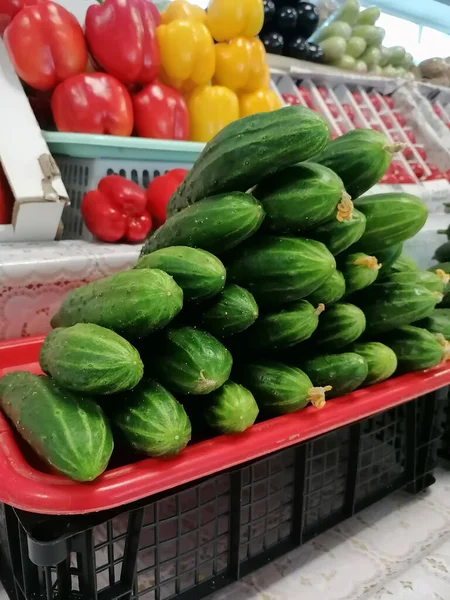 Pepinos Frescos Verdes Cesta Verduras Supermercado Fotografía Móvil Enfoque Selectivo — Foto de Stock