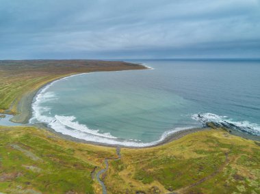 Rybachiy Yarımadası'nın Barents Denizi kıyısında bir körfezde havadan görünümü