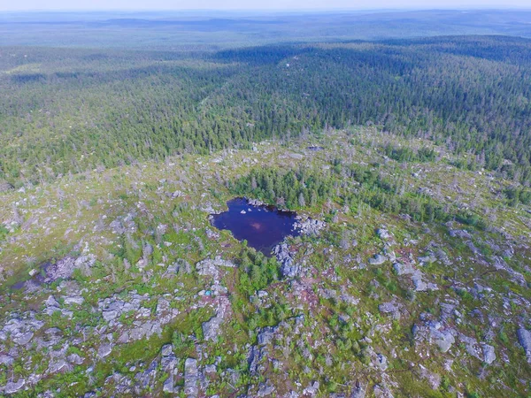 Mistik dağ Karelya Vottovaara üst kısmında küçük bir göl