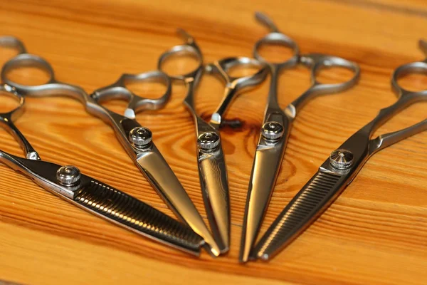 Ciseaux professionnels de coiffeur sur le fond en bois — Photo