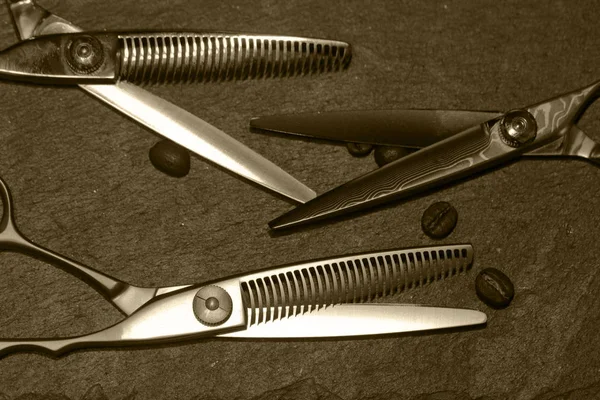 Професійні перукарські ножиці на кам'яному фоні — стокове фото