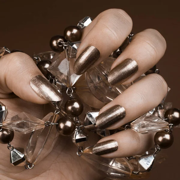 Glanzende bruine nagels — Stockfoto