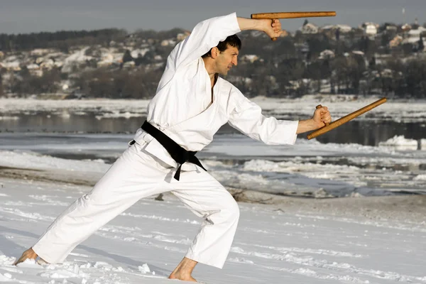 Ninja mit Tonfa im Schnee — Stockfoto