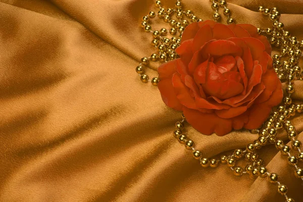 Rosa y perlas sobre satén — Foto de Stock
