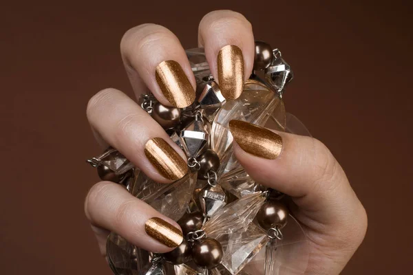 Glanzende gouden nagels — Stockfoto