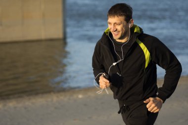 kulaklık ile gülümseyen runner