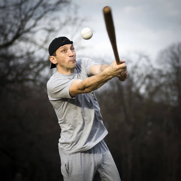 Hombre jugando béisbol — Foto de Stock