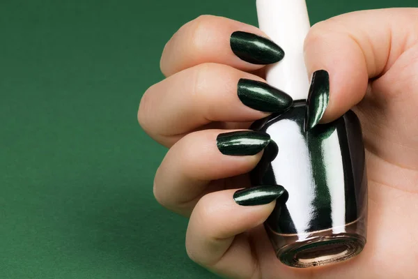 Ciemne zielone paznokcie — Zdjęcie stockowe