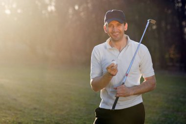 gülümseyen golf oyuncusu